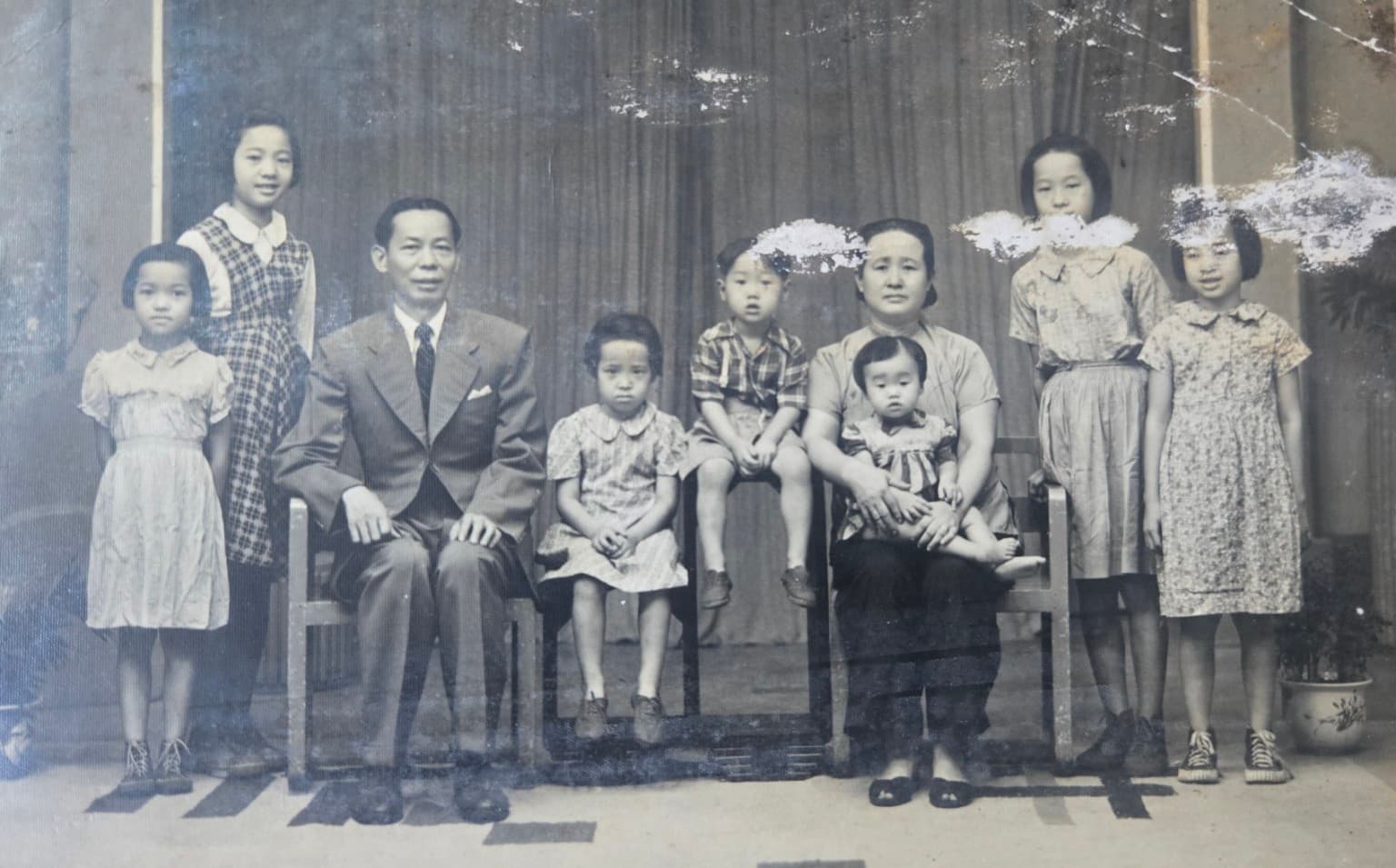 Ye Guozhi’s parents with six of his sisters and his brother; Ye Guozhi and his oldest sister had already left home when the photograph was taken